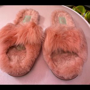 Preloved UGG, Open toe, fury, slippers. Peach/Pink